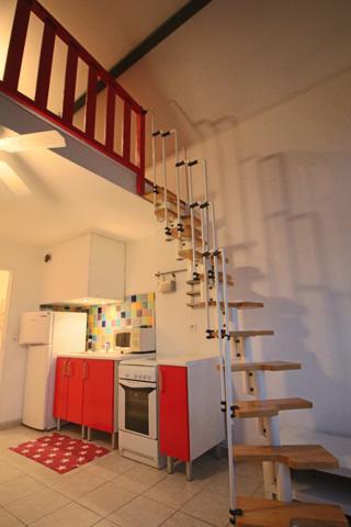 Lyon (69008) T1 meublé tout équipé + place de parking en sous sol - Disponible le 16/03 !