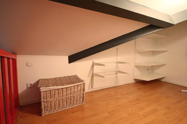 Lyon (69008) T1 meublé tout équipé + place de parking en sous sol - Disponible le 16/03 !