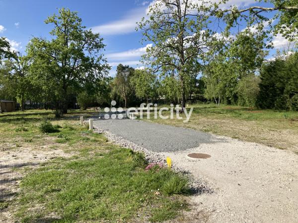 Terrain
        
        - 200 m²