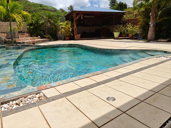 Ensemble immobilier en retrait de la ville