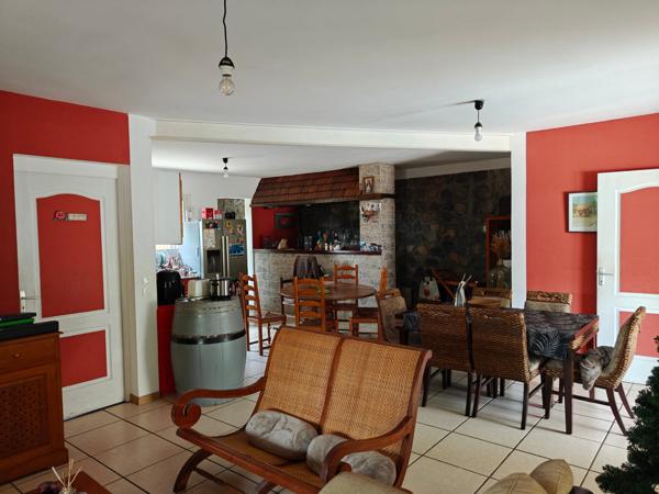 Ensemble immobilier en retrait de la ville