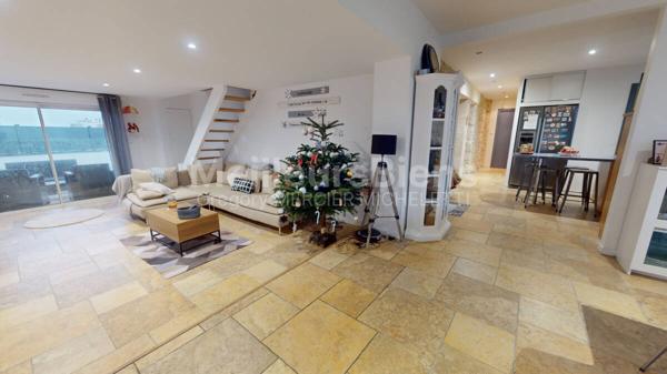 Belle maison contemporaine en pierre avec piscine