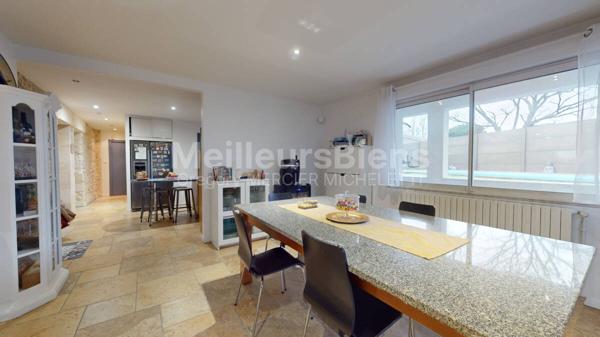 Belle maison contemporaine en pierre avec piscine