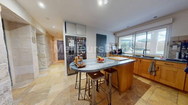 Belle maison contemporaine en pierre avec piscine