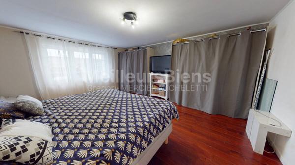 Belle maison contemporaine en pierre avec piscine