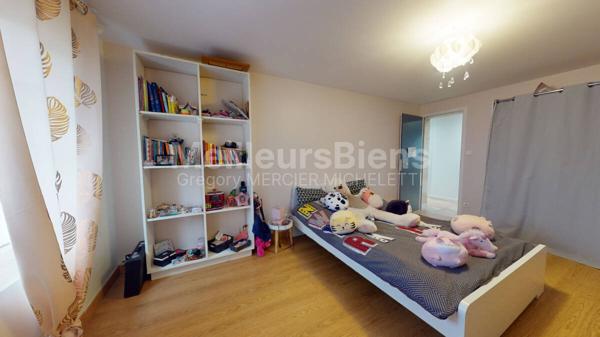 Belle maison contemporaine en pierre avec piscine