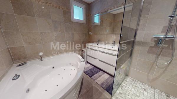 Belle maison contemporaine en pierre avec piscine