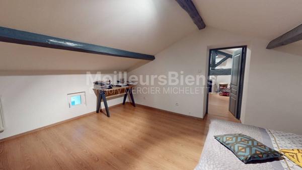 Belle maison contemporaine en pierre avec piscine