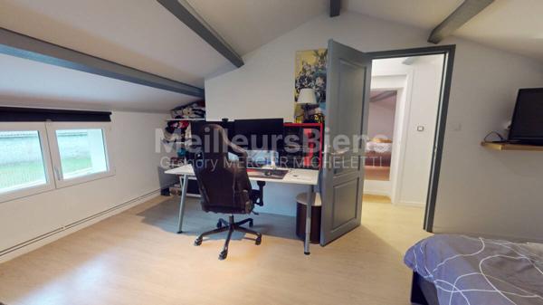 Belle maison contemporaine en pierre avec piscine