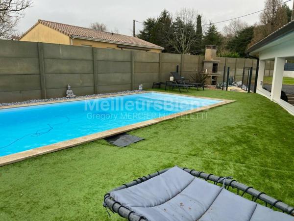 Belle maison contemporaine en pierre avec piscine