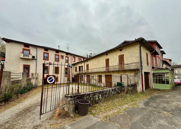 Maison / Immeuble avec cour et dépendances – Hypercentre de Lavaur