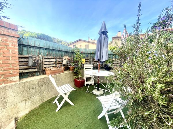 À seulement 15 minutes de Perpignan, venez découvrir cette charmante maison de ville située à Corbère, environnement privilégié entouré de verdure et de forêt.

Un véritable havre de paix pour les amoureux de nature, de balades, de tranquillité et d’authenticité.

Dès l’entrée, la maison séduit par son caractère et ses éléments anciens, notamment ses belles pierres apparentes, qui lui confèrent une atmosphère chaleureuse et pleine d’histoire.

Au rez-de-chaussée, vous découvrirez une grande pièce de vie d’environ 40 m² qui se compose d'un agréable espace salon agrémenté d’une cheminée insert, une cuisine équipée, une arrière-cuisine et une buanderie avec toilette complètent ce niveau.

À l’extérieur, vous profiterez d’une agréable terrasse/jardin d’environ 20 m², idéalement exposée, parfaite pour profiter des beaux jours dans un cadre paisible.

Le premier étage accueille deux chambres, dont une particulièrement spacieuse de près de 25 m², ainsi qu’une salle de bains équipée d’une baignoire d’angle et d’un sèche-serviettes. Là encore, les pierres apparentes viennent souligner le charme et l’authenticité des lieux.

Au deuxième et dernier étage, la maison propose deux chambres supplémentaires avec placards, ainsi qu’une pièce à aménager selon vos envies et vos besoins : bureau, dressing, espace loisirs ou chambre supplémentaire… à vous d’imaginer son potentiel.

Côté travaux, des éléments importants ont déjà été réalisés : la toiture a été entièrement refaite ainsi que la façade.

Une maison pleine de charme, de caractère et d’authenticité, offrant de beaux volumes et de nombreuses possibilités, dans un village où la nature et la tranquillité sont omniprésentes, tout en restant à proximité de Perpignan.

A découvrir...