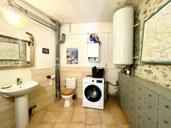 À seulement 15 minutes de Perpignan, venez découvrir cette charmante maison de ville située à Corbère, environnement privilégié entouré de verdure et de forêt.

Un véritable havre de paix pour les amoureux de nature, de balades, de tranquillité et d’authenticité.

Dès l’entrée, la maison séduit par son caractère et ses éléments anciens, notamment ses belles pierres apparentes, qui lui confèrent une atmosphère chaleureuse et pleine d’histoire.

Au rez-de-chaussée, vous découvrirez une grande pièce de vie d’environ 40 m² qui se compose d'un agréable espace salon agrémenté d’une cheminée insert, une cuisine équipée, une arrière-cuisine et une buanderie avec toilette complètent ce niveau.

À l’extérieur, vous profiterez d’une agréable terrasse/jardin d’environ 20 m², idéalement exposée, parfaite pour profiter des beaux jours dans un cadre paisible.

Le premier étage accueille deux chambres, dont une particulièrement spacieuse de près de 25 m², ainsi qu’une salle de bains équipée d’une baignoire d’angle et d’un sèche-serviettes. Là encore, les pierres apparentes viennent souligner le charme et l’authenticité des lieux.

Au deuxième et dernier étage, la maison propose deux chambres supplémentaires avec placards, ainsi qu’une pièce à aménager selon vos envies et vos besoins : bureau, dressing, espace loisirs ou chambre supplémentaire… à vous d’imaginer son potentiel.

Côté travaux, des éléments importants ont déjà été réalisés : la toiture a été entièrement refaite ainsi que la façade.

Une maison pleine de charme, de caractère et d’authenticité, offrant de beaux volumes et de nombreuses possibilités, dans un village où la nature et la tranquillité sont omniprésentes, tout en restant à proximité de Perpignan.

A découvrir...