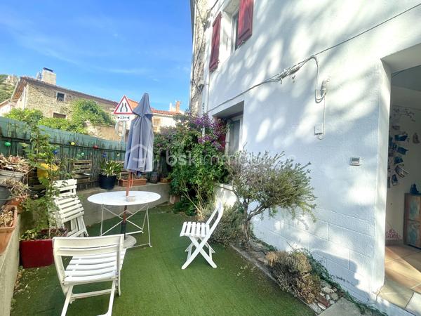 À seulement 15 minutes de Perpignan, venez découvrir cette charmante maison de ville située à Corbère, environnement privilégié entouré de verdure et de forêt.

Un véritable havre de paix pour les amoureux de nature, de balades, de tranquillité et d’authenticité.

Dès l’entrée, la maison séduit par son caractère et ses éléments anciens, notamment ses belles pierres apparentes, qui lui confèrent une atmosphère chaleureuse et pleine d’histoire.

Au rez-de-chaussée, vous découvrirez une grande pièce de vie d’environ 40 m² qui se compose d'un agréable espace salon agrémenté d’une cheminée insert, une cuisine équipée, une arrière-cuisine et une buanderie avec toilette complètent ce niveau.

À l’extérieur, vous profiterez d’une agréable terrasse/jardin d’environ 20 m², idéalement exposée, parfaite pour profiter des beaux jours dans un cadre paisible.

Le premier étage accueille deux chambres, dont une particulièrement spacieuse de près de 25 m², ainsi qu’une salle de bains équipée d’une baignoire d’angle et d’un sèche-serviettes. Là encore, les pierres apparentes viennent souligner le charme et l’authenticité des lieux.

Au deuxième et dernier étage, la maison propose deux chambres supplémentaires avec placards, ainsi qu’une pièce à aménager selon vos envies et vos besoins : bureau, dressing, espace loisirs ou chambre supplémentaire… à vous d’imaginer son potentiel.

Côté travaux, des éléments importants ont déjà été réalisés : la toiture a été entièrement refaite ainsi que la façade.

Une maison pleine de charme, de caractère et d’authenticité, offrant de beaux volumes et de nombreuses possibilités, dans un village où la nature et la tranquillité sont omniprésentes, tout en restant à proximité de Perpignan.

A découvrir...