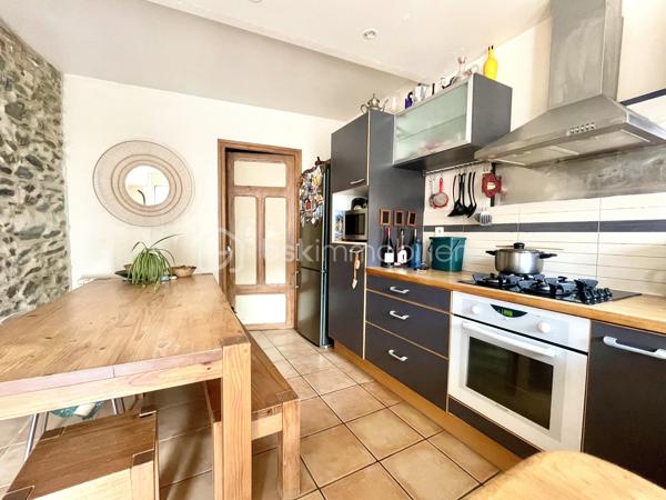 À seulement 15 minutes de Perpignan, venez découvrir cette charmante maison de ville située à Corbère, environnement privilégié entouré de verdure et de forêt.

Un véritable havre de paix pour les amoureux de nature, de balades, de tranquillité et d’authenticité.

Dès l’entrée, la maison séduit par son caractère et ses éléments anciens, notamment ses belles pierres apparentes, qui lui confèrent une atmosphère chaleureuse et pleine d’histoire.

Au rez-de-chaussée, vous découvrirez une grande pièce de vie d’environ 40 m² qui se compose d'un agréable espace salon agrémenté d’une cheminée insert, une cuisine équipée, une arrière-cuisine et une buanderie avec toilette complètent ce niveau.

À l’extérieur, vous profiterez d’une agréable terrasse/jardin d’environ 20 m², idéalement exposée, parfaite pour profiter des beaux jours dans un cadre paisible.

Le premier étage accueille deux chambres, dont une particulièrement spacieuse de près de 25 m², ainsi qu’une salle de bains équipée d’une baignoire d’angle et d’un sèche-serviettes. Là encore, les pierres apparentes viennent souligner le charme et l’authenticité des lieux.

Au deuxième et dernier étage, la maison propose deux chambres supplémentaires avec placards, ainsi qu’une pièce à aménager selon vos envies et vos besoins : bureau, dressing, espace loisirs ou chambre supplémentaire… à vous d’imaginer son potentiel.

Côté travaux, des éléments importants ont déjà été réalisés : la toiture a été entièrement refaite ainsi que la façade.

Une maison pleine de charme, de caractère et d’authenticité, offrant de beaux volumes et de nombreuses possibilités, dans un village où la nature et la tranquillité sont omniprésentes, tout en restant à proximité de Perpignan.

A découvrir...