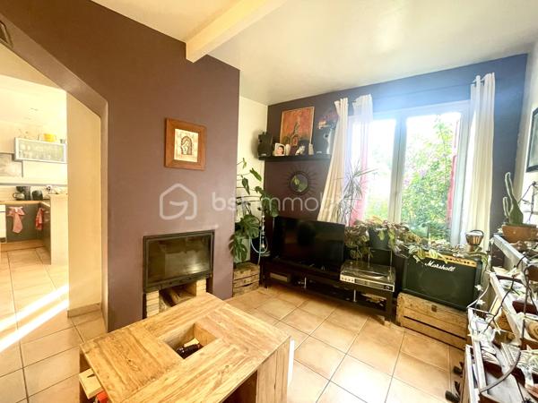 À seulement 15 minutes de Perpignan, venez découvrir cette charmante maison de ville située à Corbère, environnement privilégié entouré de verdure et de forêt.

Un véritable havre de paix pour les amoureux de nature, de balades, de tranquillité et d’authenticité.

Dès l’entrée, la maison séduit par son caractère et ses éléments anciens, notamment ses belles pierres apparentes, qui lui confèrent une atmosphère chaleureuse et pleine d’histoire.

Au rez-de-chaussée, vous découvrirez une grande pièce de vie d’environ 40 m² qui se compose d'un agréable espace salon agrémenté d’une cheminée insert, une cuisine équipée, une arrière-cuisine et une buanderie avec toilette complètent ce niveau.

À l’extérieur, vous profiterez d’une agréable terrasse/jardin d’environ 20 m², idéalement exposée, parfaite pour profiter des beaux jours dans un cadre paisible.

Le premier étage accueille deux chambres, dont une particulièrement spacieuse de près de 25 m², ainsi qu’une salle de bains équipée d’une baignoire d’angle et d’un sèche-serviettes. Là encore, les pierres apparentes viennent souligner le charme et l’authenticité des lieux.

Au deuxième et dernier étage, la maison propose deux chambres supplémentaires avec placards, ainsi qu’une pièce à aménager selon vos envies et vos besoins : bureau, dressing, espace loisirs ou chambre supplémentaire… à vous d’imaginer son potentiel.

Côté travaux, des éléments importants ont déjà été réalisés : la toiture a été entièrement refaite ainsi que la façade.

Une maison pleine de charme, de caractère et d’authenticité, offrant de beaux volumes et de nombreuses possibilités, dans un village où la nature et la tranquillité sont omniprésentes, tout en restant à proximité de Perpignan.

A découvrir...