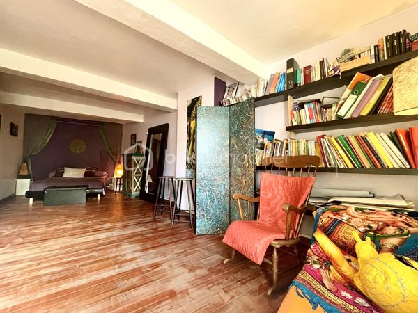 À seulement 15 minutes de Perpignan, venez découvrir cette charmante maison de ville située à Corbère, environnement privilégié entouré de verdure et de forêt.

Un véritable havre de paix pour les amoureux de nature, de balades, de tranquillité et d’authenticité.

Dès l’entrée, la maison séduit par son caractère et ses éléments anciens, notamment ses belles pierres apparentes, qui lui confèrent une atmosphère chaleureuse et pleine d’histoire.

Au rez-de-chaussée, vous découvrirez une grande pièce de vie d’environ 40 m² qui se compose d'un agréable espace salon agrémenté d’une cheminée insert, une cuisine équipée, une arrière-cuisine et une buanderie avec toilette complètent ce niveau.

À l’extérieur, vous profiterez d’une agréable terrasse/jardin d’environ 20 m², idéalement exposée, parfaite pour profiter des beaux jours dans un cadre paisible.

Le premier étage accueille deux chambres, dont une particulièrement spacieuse de près de 25 m², ainsi qu’une salle de bains équipée d’une baignoire d’angle et d’un sèche-serviettes. Là encore, les pierres apparentes viennent souligner le charme et l’authenticité des lieux.

Au deuxième et dernier étage, la maison propose deux chambres supplémentaires avec placards, ainsi qu’une pièce à aménager selon vos envies et vos besoins : bureau, dressing, espace loisirs ou chambre supplémentaire… à vous d’imaginer son potentiel.

Côté travaux, des éléments importants ont déjà été réalisés : la toiture a été entièrement refaite ainsi que la façade.

Une maison pleine de charme, de caractère et d’authenticité, offrant de beaux volumes et de nombreuses possibilités, dans un village où la nature et la tranquillité sont omniprésentes, tout en restant à proximité de Perpignan.

A découvrir...