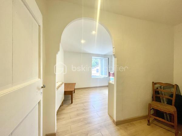 À seulement 15 minutes de Perpignan, venez découvrir cette charmante maison de ville située à Corbère, environnement privilégié entouré de verdure et de forêt.

Un véritable havre de paix pour les amoureux de nature, de balades, de tranquillité et d’authenticité.

Dès l’entrée, la maison séduit par son caractère et ses éléments anciens, notamment ses belles pierres apparentes, qui lui confèrent une atmosphère chaleureuse et pleine d’histoire.

Au rez-de-chaussée, vous découvrirez une grande pièce de vie d’environ 40 m² qui se compose d'un agréable espace salon agrémenté d’une cheminée insert, une cuisine équipée, une arrière-cuisine et une buanderie avec toilette complètent ce niveau.

À l’extérieur, vous profiterez d’une agréable terrasse/jardin d’environ 20 m², idéalement exposée, parfaite pour profiter des beaux jours dans un cadre paisible.

Le premier étage accueille deux chambres, dont une particulièrement spacieuse de près de 25 m², ainsi qu’une salle de bains équipée d’une baignoire d’angle et d’un sèche-serviettes. Là encore, les pierres apparentes viennent souligner le charme et l’authenticité des lieux.

Au deuxième et dernier étage, la maison propose deux chambres supplémentaires avec placards, ainsi qu’une pièce à aménager selon vos envies et vos besoins : bureau, dressing, espace loisirs ou chambre supplémentaire… à vous d’imaginer son potentiel.

Côté travaux, des éléments importants ont déjà été réalisés : la toiture a été entièrement refaite ainsi que la façade.

Une maison pleine de charme, de caractère et d’authenticité, offrant de beaux volumes et de nombreuses possibilités, dans un village où la nature et la tranquillité sont omniprésentes, tout en restant à proximité de Perpignan.

A découvrir...