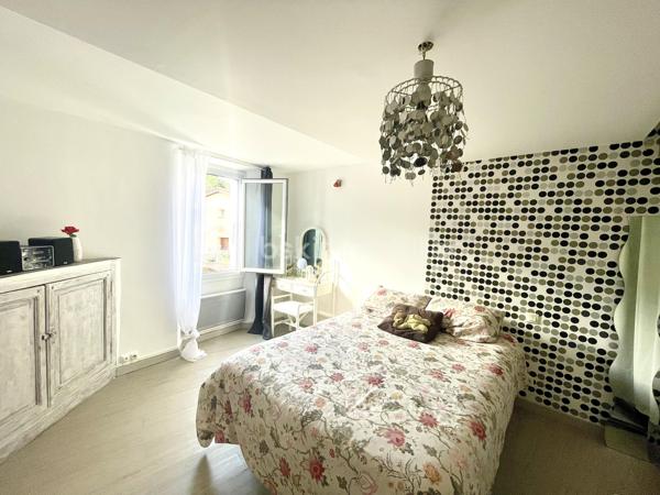 À seulement 15 minutes de Perpignan, venez découvrir cette charmante maison de ville située à Corbère, environnement privilégié entouré de verdure et de forêt.

Un véritable havre de paix pour les amoureux de nature, de balades, de tranquillité et d’authenticité.

Dès l’entrée, la maison séduit par son caractère et ses éléments anciens, notamment ses belles pierres apparentes, qui lui confèrent une atmosphère chaleureuse et pleine d’histoire.

Au rez-de-chaussée, vous découvrirez une grande pièce de vie d’environ 40 m² qui se compose d'un agréable espace salon agrémenté d’une cheminée insert, une cuisine équipée, une arrière-cuisine et une buanderie avec toilette complètent ce niveau.

À l’extérieur, vous profiterez d’une agréable terrasse/jardin d’environ 20 m², idéalement exposée, parfaite pour profiter des beaux jours dans un cadre paisible.

Le premier étage accueille deux chambres, dont une particulièrement spacieuse de près de 25 m², ainsi qu’une salle de bains équipée d’une baignoire d’angle et d’un sèche-serviettes. Là encore, les pierres apparentes viennent souligner le charme et l’authenticité des lieux.

Au deuxième et dernier étage, la maison propose deux chambres supplémentaires avec placards, ainsi qu’une pièce à aménager selon vos envies et vos besoins : bureau, dressing, espace loisirs ou chambre supplémentaire… à vous d’imaginer son potentiel.

Côté travaux, des éléments importants ont déjà été réalisés : la toiture a été entièrement refaite ainsi que la façade.

Une maison pleine de charme, de caractère et d’authenticité, offrant de beaux volumes et de nombreuses possibilités, dans un village où la nature et la tranquillité sont omniprésentes, tout en restant à proximité de Perpignan.

A découvrir...