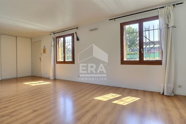 MAGNIFIQUE APPARTEMENT EN BORD DE CANAL AVEC VUE DIRECTE SUR LE STADE DE FRANCE 3 PIÈCES 77 m²  TERRASSE 60 m²  BOX 25 m²