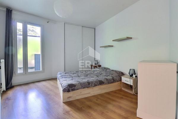 MAGNIFIQUE APPARTEMENT EN BORD DE CANAL AVEC VUE DIRECTE SUR LE STADE DE FRANCE 3 PIÈCES 77 m²  TERRASSE 60 m²  BOX 25 m²