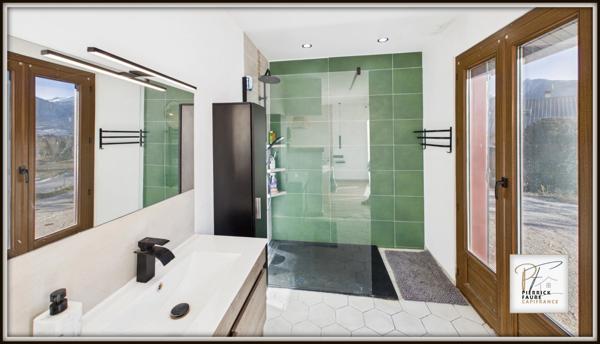 Maison lumineuse de 180 m² au sol – Jardin, garage, sous-sol – Briançon