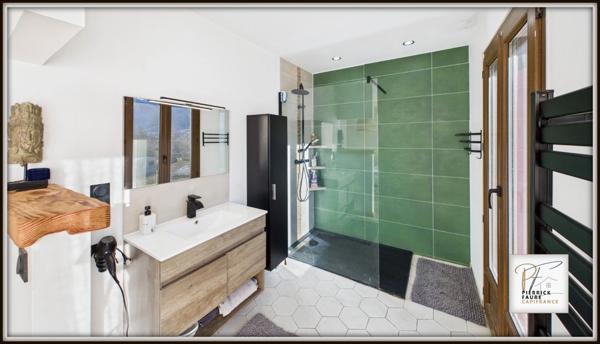 Maison lumineuse de 180 m² au sol – Jardin, garage, sous-sol – Briançon