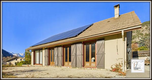 Maison lumineuse de 180 m² au sol – Jardin, garage, sous-sol – Briançon