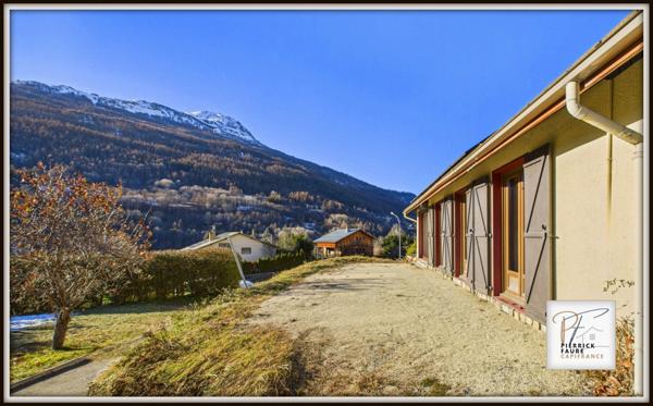 Maison lumineuse de 180 m² au sol – Jardin, garage, sous-sol – Briançon