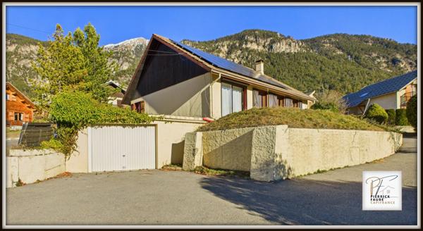 Maison lumineuse de 180 m² au sol – Jardin, garage, sous-sol – Briançon