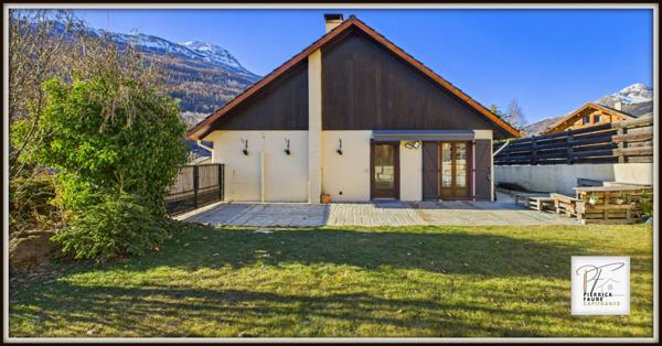 Maison lumineuse de 180 m² au sol – Jardin, garage, sous-sol – Briançon