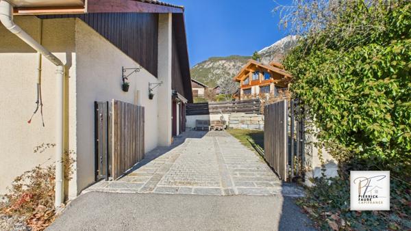 Maison lumineuse de 180 m² au sol – Jardin, garage, sous-sol – Briançon