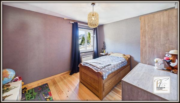 Maison lumineuse de 180 m² au sol – Jardin, garage, sous-sol – Briançon