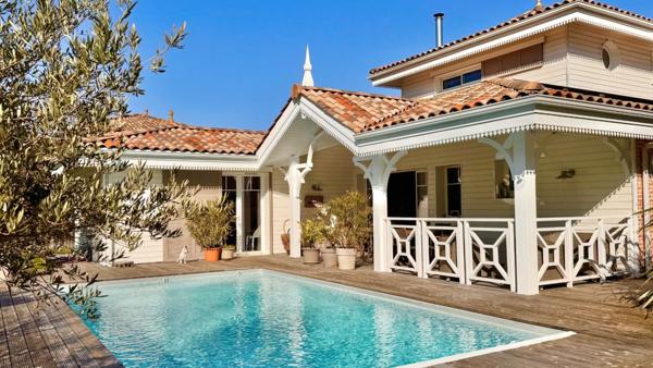 Belle villa avec piscine dans environnement paisible