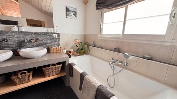 Belle villa avec piscine dans environnement paisible