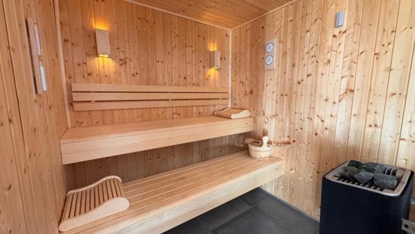 Belle villa avec piscine dans environnement paisible