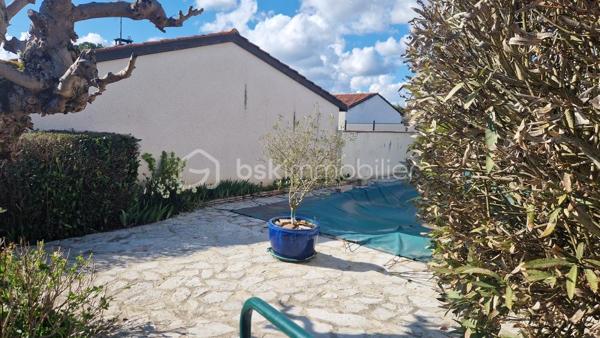 Dans un quartier calme proche des commodités, cette maison de 95 m² propose un beau séjour de 36 m² donnant sur une véranda, une cuisine, trois chambres, salle d'eau et garage. Pour le chauffage nous avons la climatisaton réversible et une cheminée avec insert. Le terrain de 596 m² fait le tour de la maison et la piscine n'attend plus que les beaux jours pour vous rafraîchir.