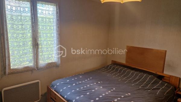 Dans un quartier calme proche des commodités, cette maison de 95 m² propose un beau séjour de 36 m² donnant sur une véranda, une cuisine, trois chambres, salle d'eau et garage. Pour le chauffage nous avons la climatisaton réversible et une cheminée avec insert. Le terrain de 596 m² fait le tour de la maison et la piscine n'attend plus que les beaux jours pour vous rafraîchir.