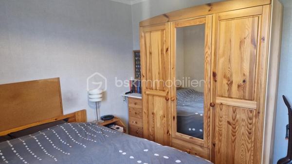 Dans un quartier calme proche des commodités, cette maison de 95 m² propose un beau séjour de 36 m² donnant sur une véranda, une cuisine, trois chambres, salle d'eau et garage. Pour le chauffage nous avons la climatisaton réversible et une cheminée avec insert. Le terrain de 596 m² fait le tour de la maison et la piscine n'attend plus que les beaux jours pour vous rafraîchir.