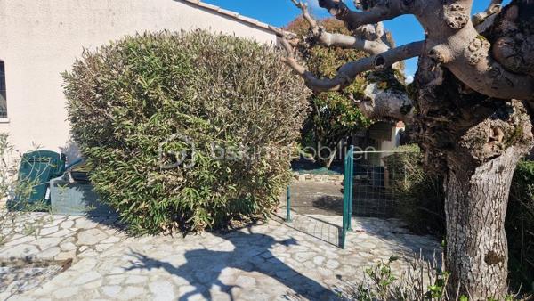 Dans un quartier calme proche des commodités, cette maison de 95 m² propose un beau séjour de 36 m² donnant sur une véranda, une cuisine, trois chambres, salle d'eau et garage. Pour le chauffage nous avons la climatisaton réversible et une cheminée avec insert. Le terrain de 596 m² fait le tour de la maison et la piscine n'attend plus que les beaux jours pour vous rafraîchir.