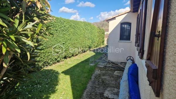 Dans un quartier calme proche des commodités, cette maison de 95 m² propose un beau séjour de 36 m² donnant sur une véranda, une cuisine, trois chambres, salle d'eau et garage. Pour le chauffage nous avons la climatisaton réversible et une cheminée avec insert. Le terrain de 596 m² fait le tour de la maison et la piscine n'attend plus que les beaux jours pour vous rafraîchir.