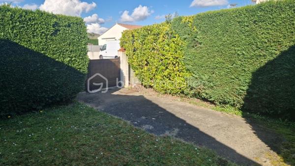 Dans un quartier calme proche des commodités, cette maison de 95 m² propose un beau séjour de 36 m² donnant sur une véranda, une cuisine, trois chambres, salle d'eau et garage. Pour le chauffage nous avons la climatisaton réversible et une cheminée avec insert. Le terrain de 596 m² fait le tour de la maison et la piscine n'attend plus que les beaux jours pour vous rafraîchir.