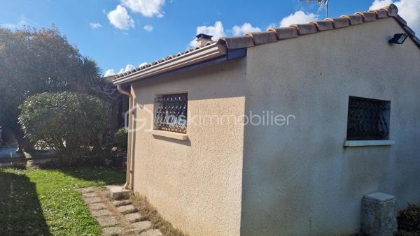 Dans un quartier calme proche des commodités, cette maison de 95 m² propose un beau séjour de 36 m² donnant sur une véranda, une cuisine, trois chambres, salle d'eau et garage. Pour le chauffage nous avons la climatisaton réversible et une cheminée avec insert. Le terrain de 596 m² fait le tour de la maison et la piscine n'attend plus que les beaux jours pour vous rafraîchir.