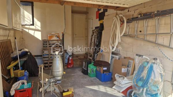 Dans un quartier calme proche des commodités, cette maison de 95 m² propose un beau séjour de 36 m² donnant sur une véranda, une cuisine, trois chambres, salle d'eau et garage. Pour le chauffage nous avons la climatisaton réversible et une cheminée avec insert. Le terrain de 596 m² fait le tour de la maison et la piscine n'attend plus que les beaux jours pour vous rafraîchir.