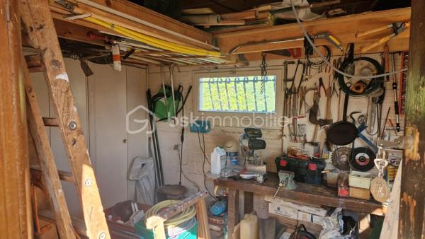 Dans un quartier calme proche des commodités, cette maison de 95 m² propose un beau séjour de 36 m² donnant sur une véranda, une cuisine, trois chambres, salle d'eau et garage. Pour le chauffage nous avons la climatisaton réversible et une cheminée avec insert. Le terrain de 596 m² fait le tour de la maison et la piscine n'attend plus que les beaux jours pour vous rafraîchir.