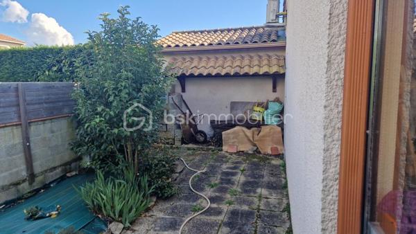 Dans un quartier calme proche des commodités, cette maison de 95 m² propose un beau séjour de 36 m² donnant sur une véranda, une cuisine, trois chambres, salle d'eau et garage. Pour le chauffage nous avons la climatisaton réversible et une cheminée avec insert. Le terrain de 596 m² fait le tour de la maison et la piscine n'attend plus que les beaux jours pour vous rafraîchir.