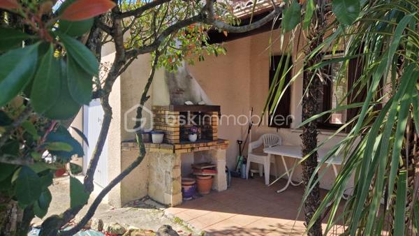 Dans un quartier calme proche des commodités, cette maison de 95 m² propose un beau séjour de 36 m² donnant sur une véranda, une cuisine, trois chambres, salle d'eau et garage. Pour le chauffage nous avons la climatisaton réversible et une cheminée avec insert. Le terrain de 596 m² fait le tour de la maison et la piscine n'attend plus que les beaux jours pour vous rafraîchir.