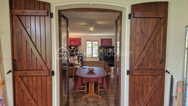 Dans un quartier calme proche des commodités, cette maison de 95 m² propose un beau séjour de 36 m² donnant sur une véranda, une cuisine, trois chambres, salle d'eau et garage. Pour le chauffage nous avons la climatisaton réversible et une cheminée avec insert. Le terrain de 596 m² fait le tour de la maison et la piscine n'attend plus que les beaux jours pour vous rafraîchir.