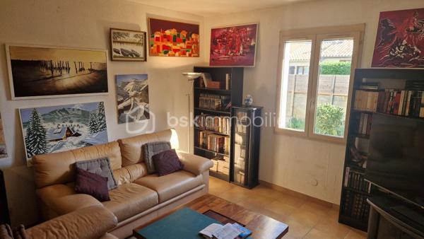 Dans un quartier calme proche des commodités, cette maison de 95 m² propose un beau séjour de 36 m² donnant sur une véranda, une cuisine, trois chambres, salle d'eau et garage. Pour le chauffage nous avons la climatisaton réversible et une cheminée avec insert. Le terrain de 596 m² fait le tour de la maison et la piscine n'attend plus que les beaux jours pour vous rafraîchir.