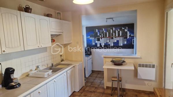 Dans un quartier calme proche des commodités, cette maison de 95 m² propose un beau séjour de 36 m² donnant sur une véranda, une cuisine, trois chambres, salle d'eau et garage. Pour le chauffage nous avons la climatisaton réversible et une cheminée avec insert. Le terrain de 596 m² fait le tour de la maison et la piscine n'attend plus que les beaux jours pour vous rafraîchir.